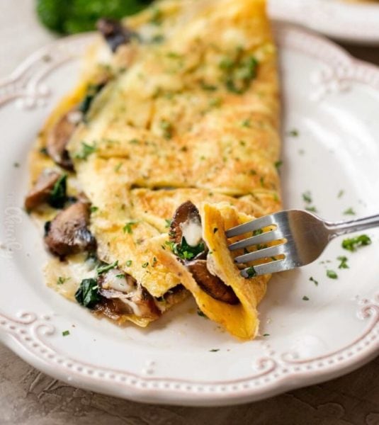 the chunky chef -Cheesy-Mushroom-Spinach-Omelet-the chunky chef