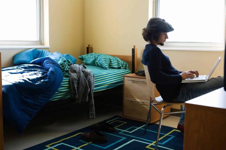 117 Ultimate Dorm Room Essentials For Guys (+FREE Checklist)