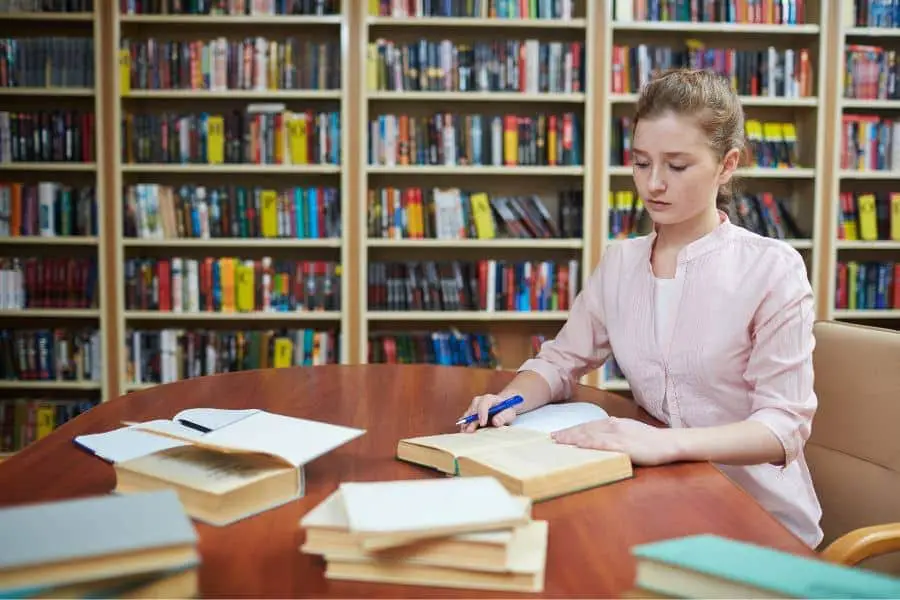 girl sitting at desk in library using the read/write learning technique