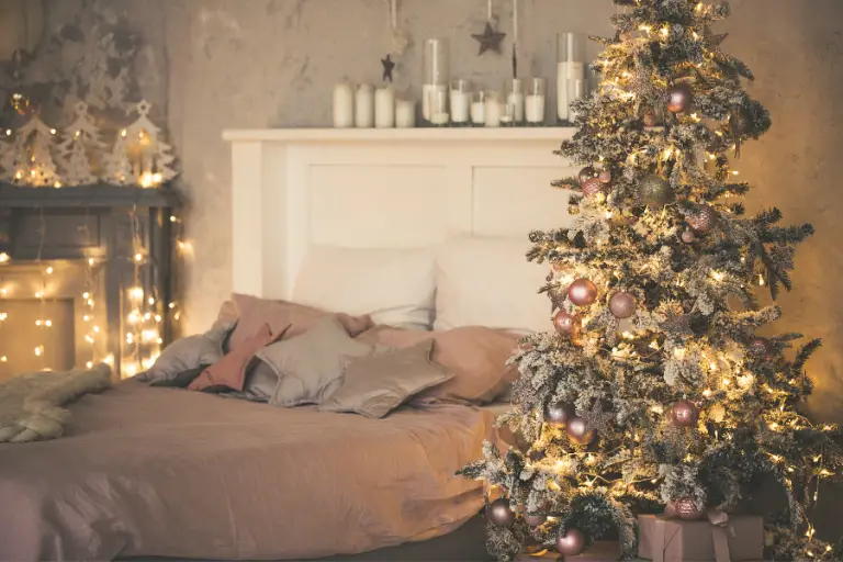 29 Cozy Christmas Dorm Room Decor Ideas For a Festive-Looking Room